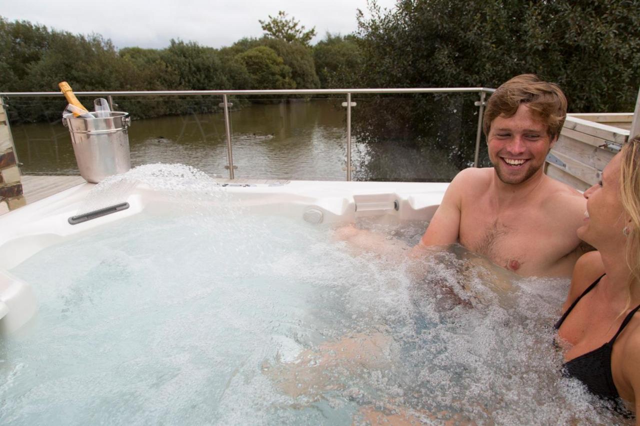 Fistral Hot Tub House For 8 On Retallack Resort นิวคีย์ ภายนอก รูปภาพ